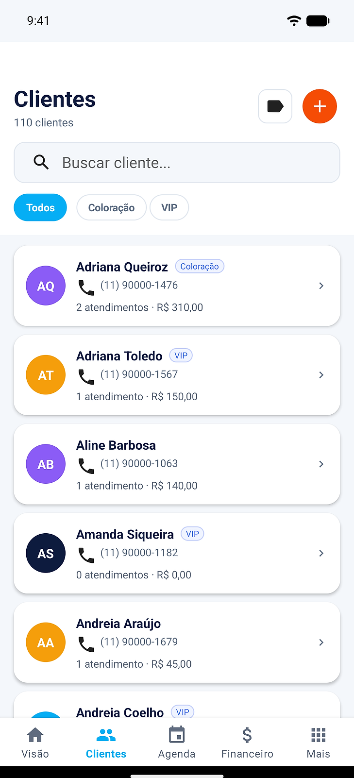 Tela Clientes do app: lista de clientes com iniciais, telefone, etiquetas e quantos atendimentos e quanto cada um já gastou.